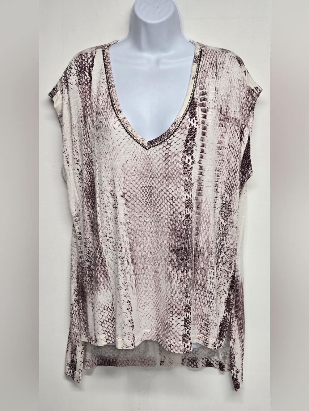 Jennifer Lopez XL Silky Stretch Knit Top V Neck Snake Pattern Embellished